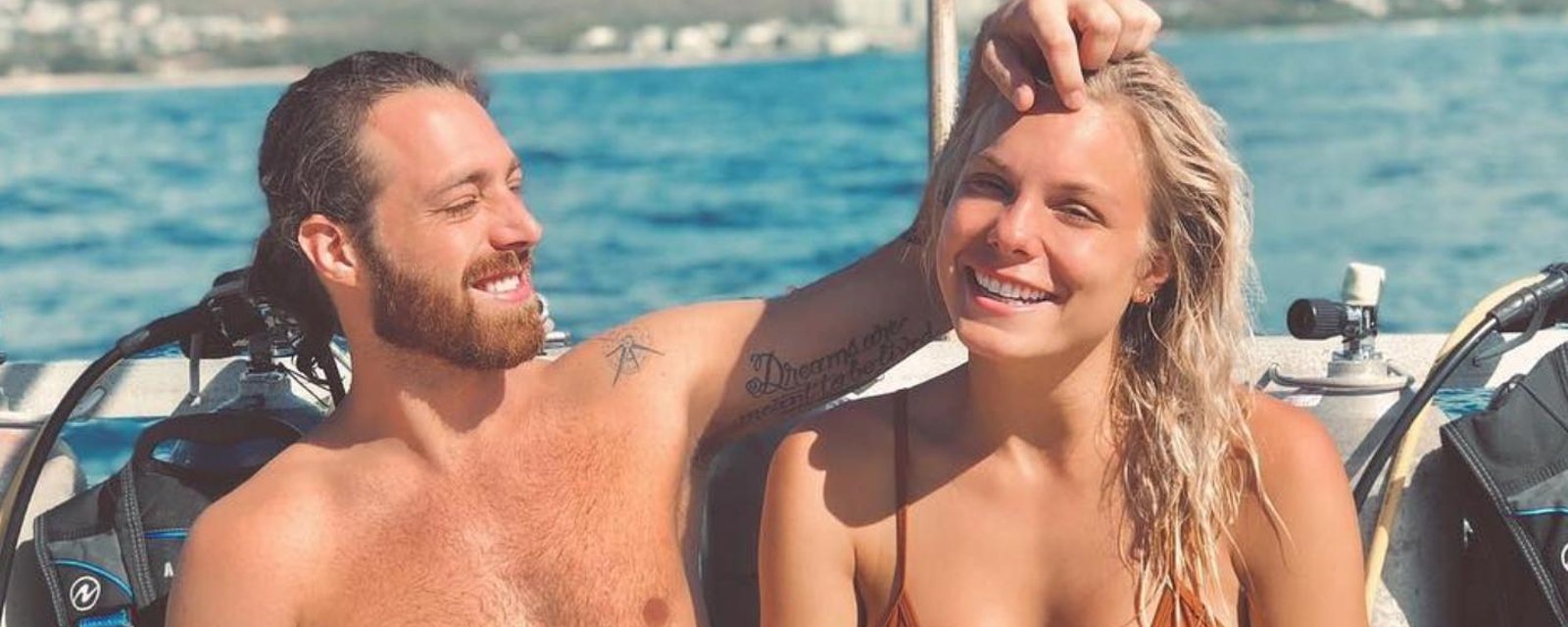 Jonathan Roy pose complètement nu et il fait soudainement très chaud