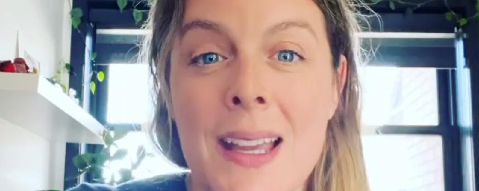 Confinée chez elle, Julie Le Breton s'adresse aux infirmières via sa webcam