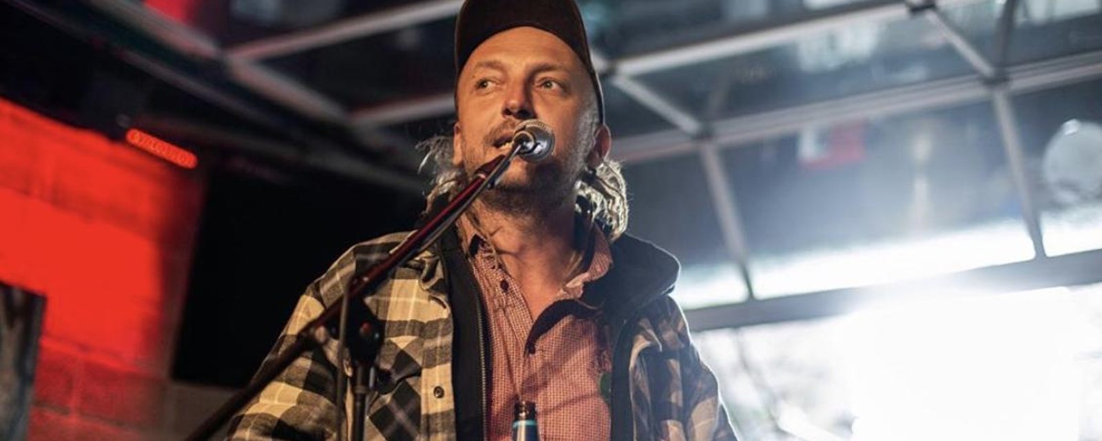 Visé par des allégations, le chanteur Bernard Adamus est largué par sa maison de disques et s'excuse publiquement