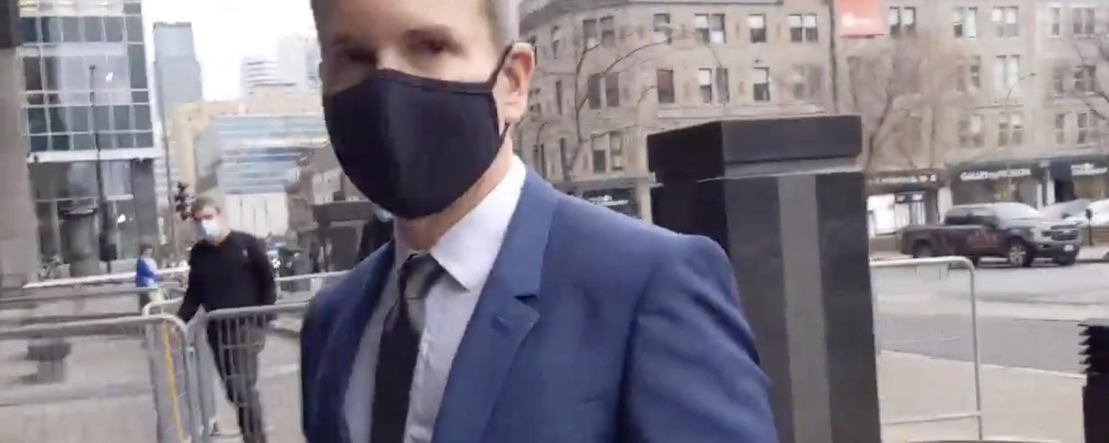 À VOIR: Éric Salvail esquive les questions d'Yves Poirier de TVA à son arrivée au Palais de justice