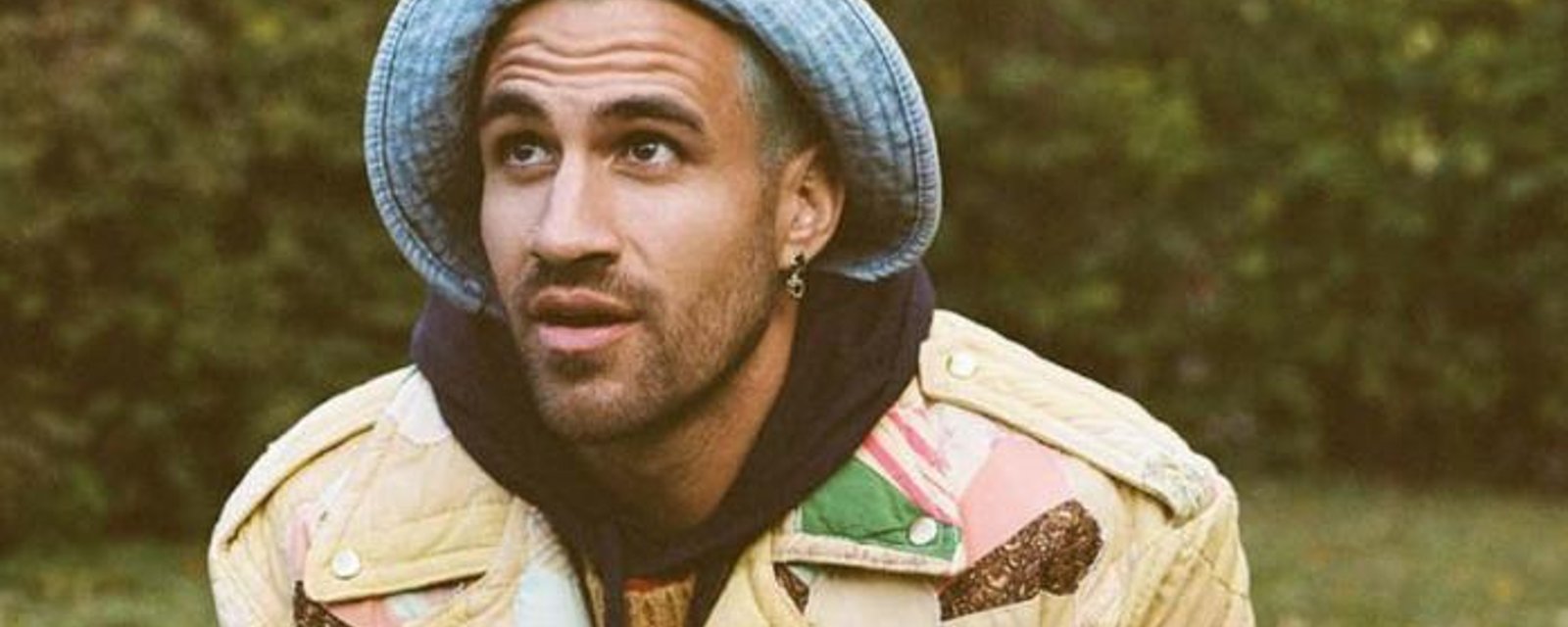 Jay Du Temple change de vernis à ongle et fait tourner les têtes en couverture du Elle Québec