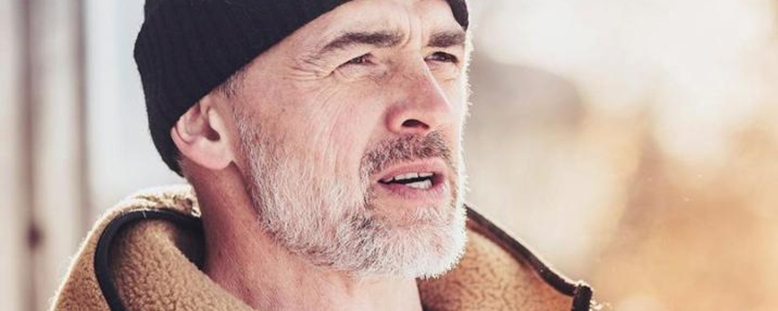 Patrice Godin révèle son tatouage en s'entraînant torse nu dans la neige