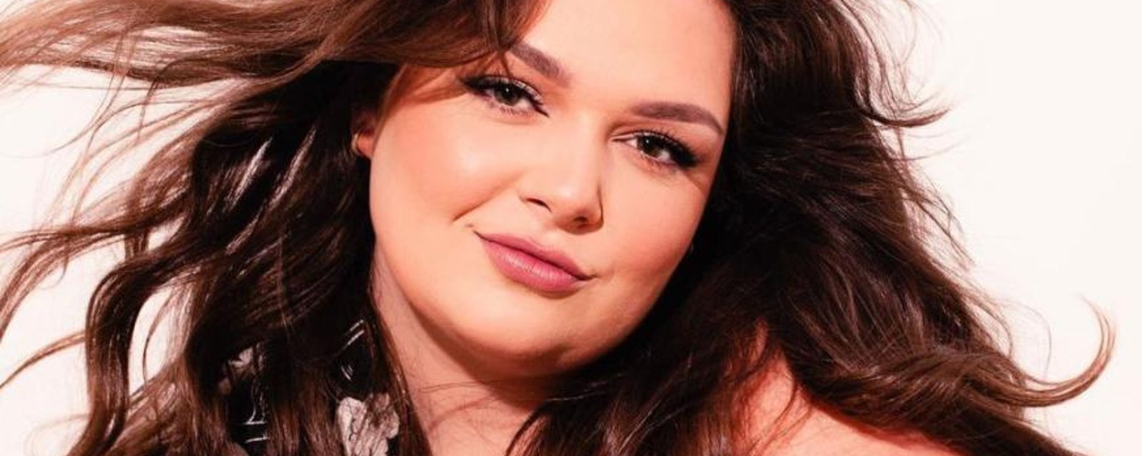 Julie d'Occupation Double fait tourner les têtes en se baignant dans un lac