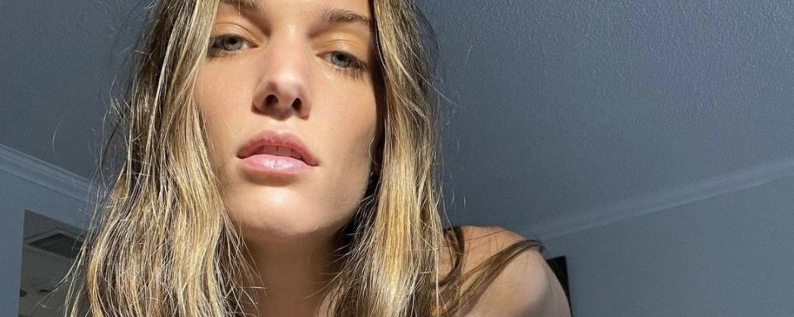 Charlotte Cardin crée le buzz en posant sans le haut sous le soleil de la Grèce