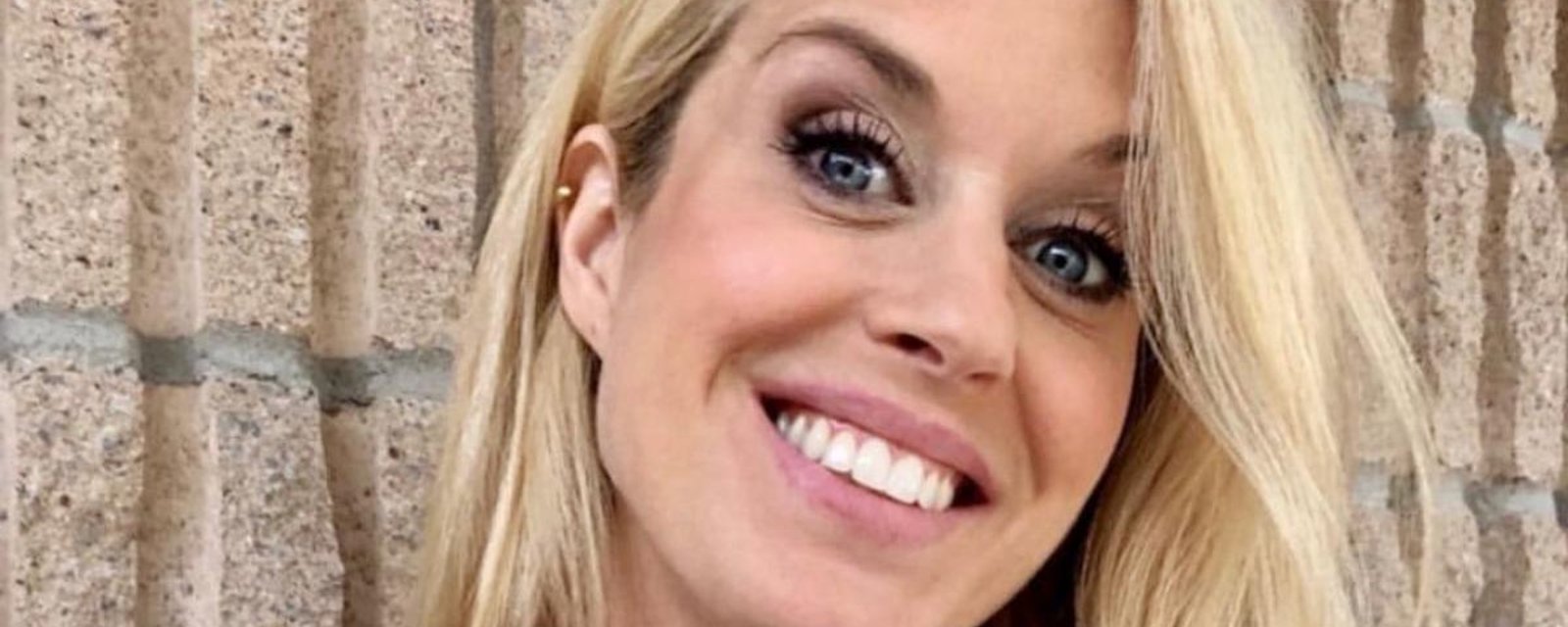 Anouk Meunier est resplendissante dans sa robe à franges en coulisses de Chanteurs Masqués