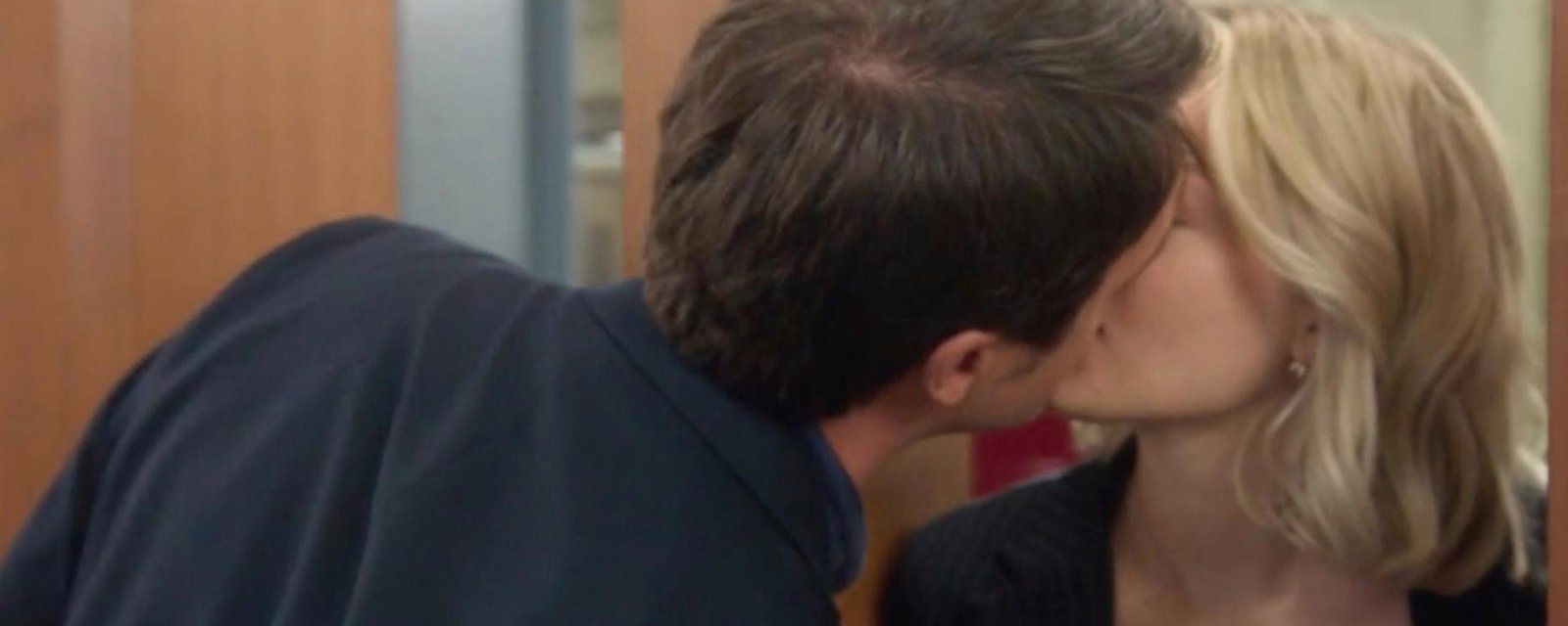 On sait maintenant pourquoi Vincent-Guillaume Otis et Catherine St-Laurent ont pu s'embrasser dans District 31