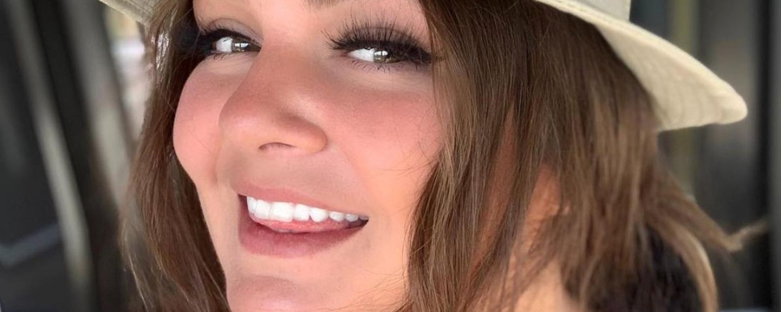 Julie Munger fait tourner toutes les têtes dans une belle photo en sous-vêtements bleus