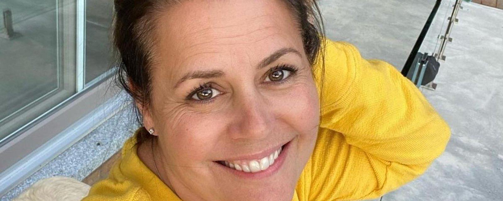 Patricia Paquin aux anges sur une photo, entourée de toute sa petite famille