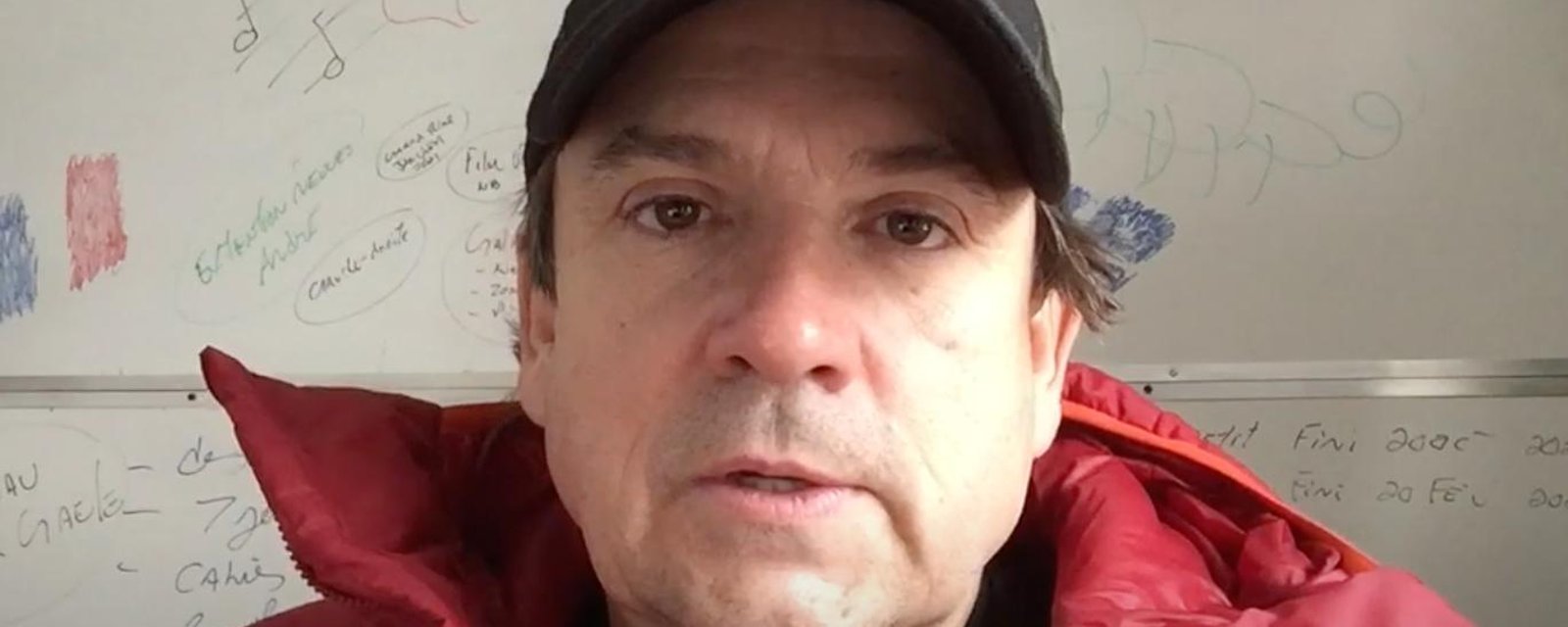 Claude Legault change complètement de look et a maintenant les cheveux longs