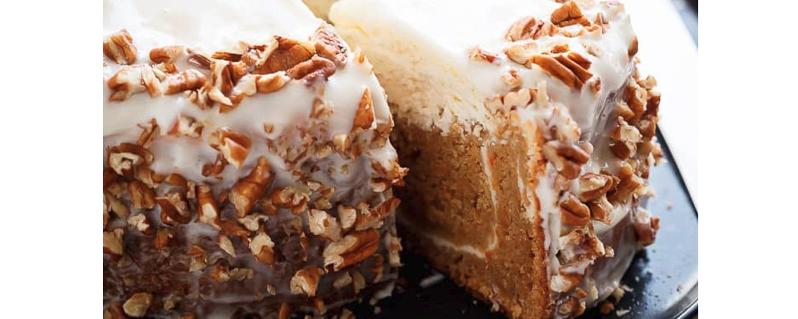 Gâteau aux carottes et tourbillons de fromage... Un gâteau moelleux,  super-humide et recouvert d'un glaçage crémeux!