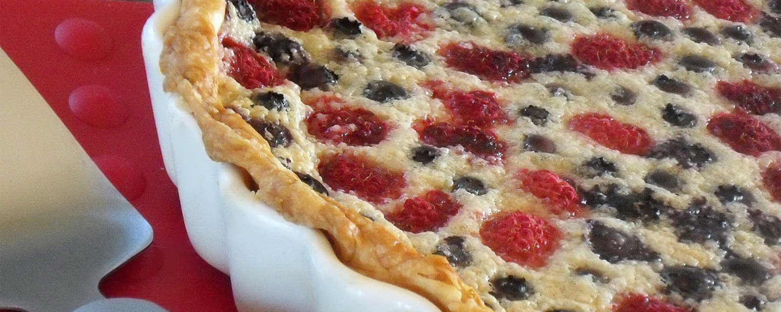 Bleuets, framboises et sucre à la crème, une tarte qui goûte le bonheur