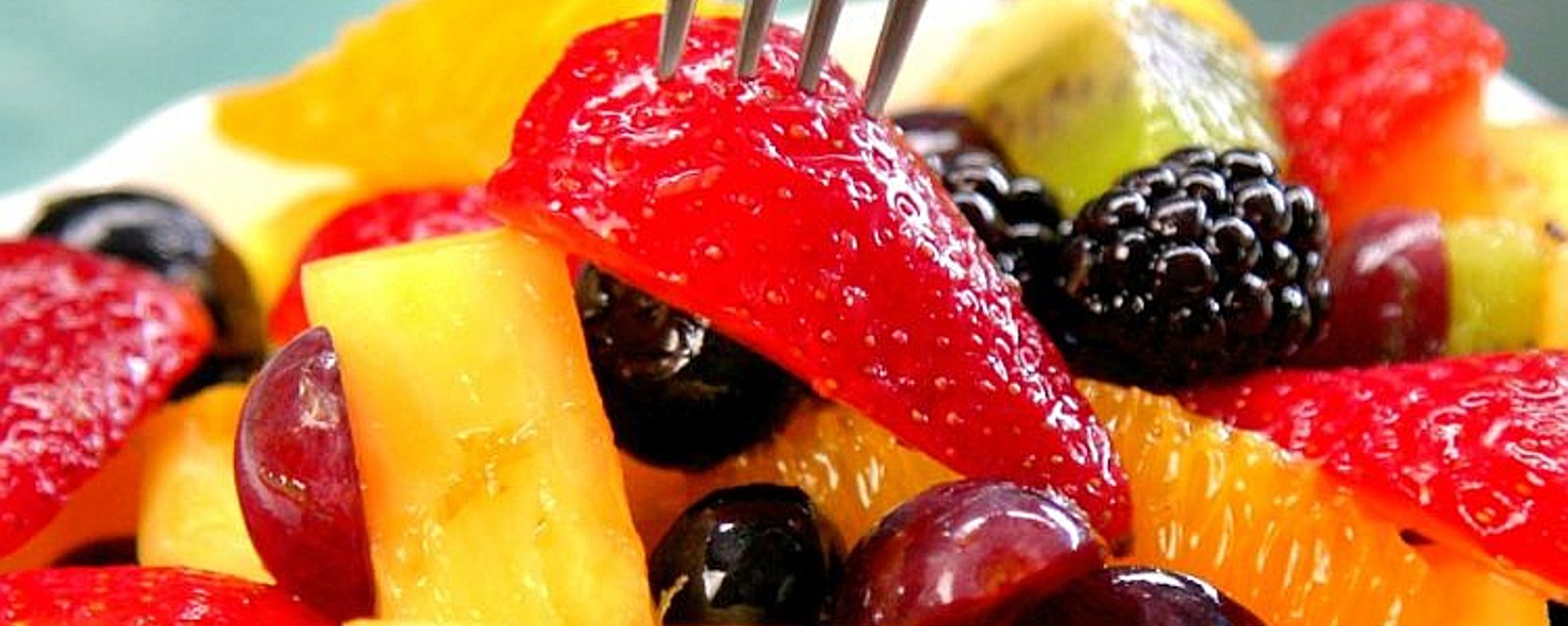 Goûtez à cette salade de fruits colorés avec coulis à la lime et au miel