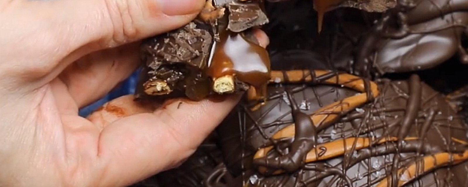 Carrés de bretzels et chocolat farcis de caramel fondant, un pur délice