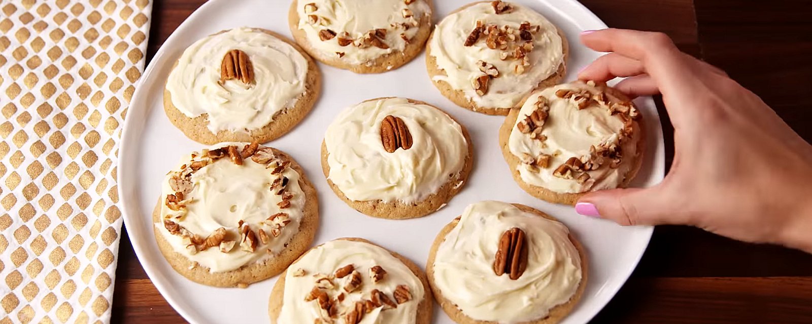 Biscuits aux pacanes avec glaçage à l'érable onctueux