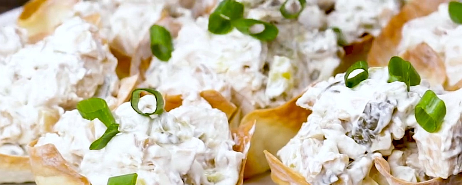 Salade au poulet rapide dans des bols en wonton croustillant