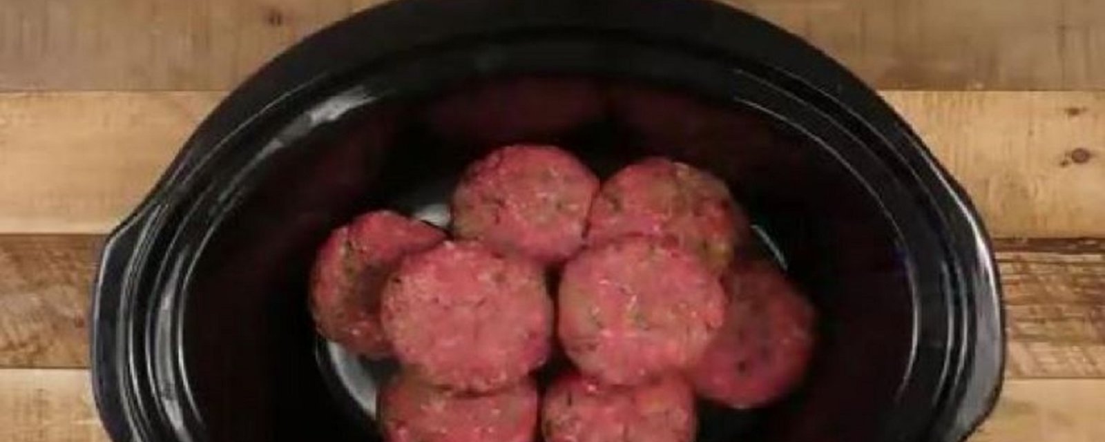 Il dépose des boulettes de viande dans sa mijoteuse et il crée le meilleur steak Salisbury