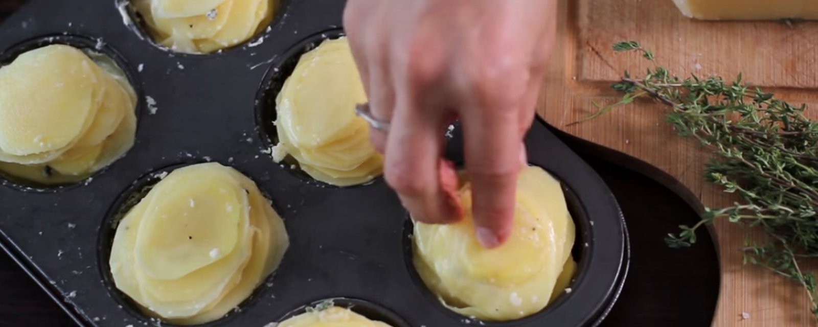 Elle empile des tranches de pommes de terre dans un moule à muffins afin de créer un plat d'accompagnement vraiment divin