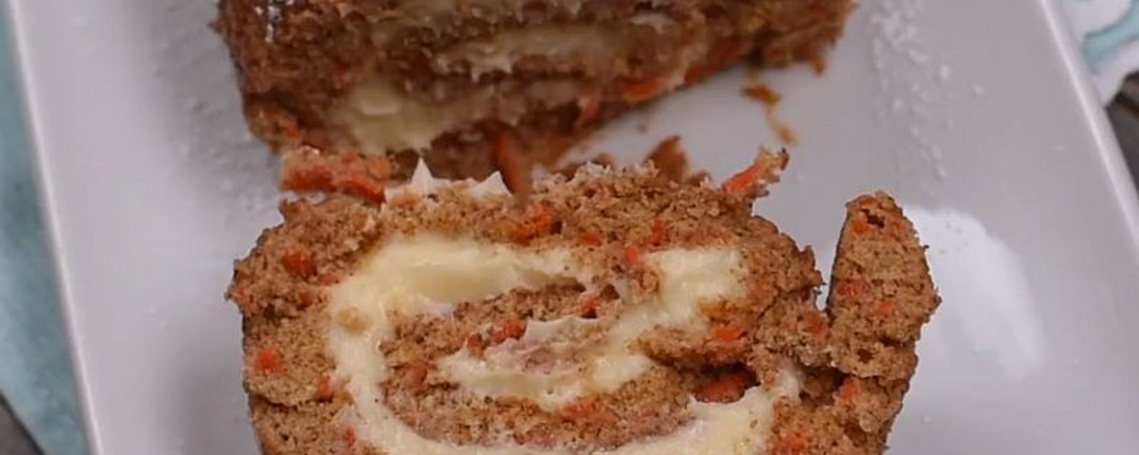 Délicieux gâteau roulé aux carottes 