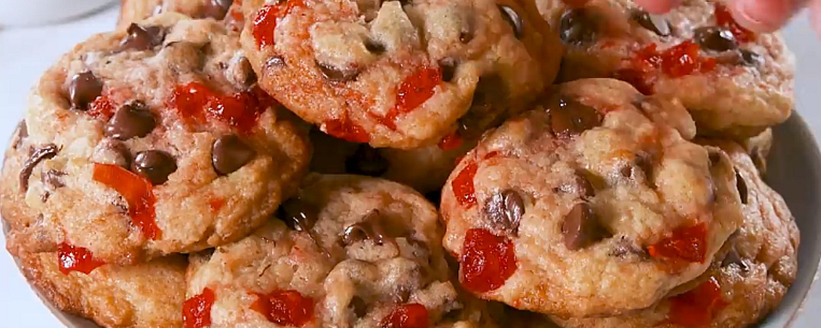 Biscuits moelleux aux pépites de chocolat et aux cerises