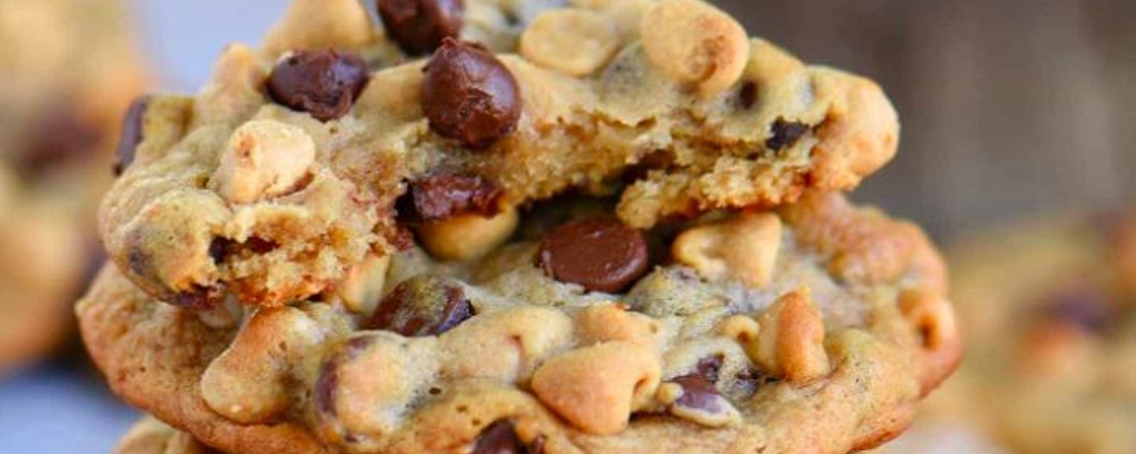 Délicieux biscuits aux bananes, pépites de chocolat et beurre d'arachides 