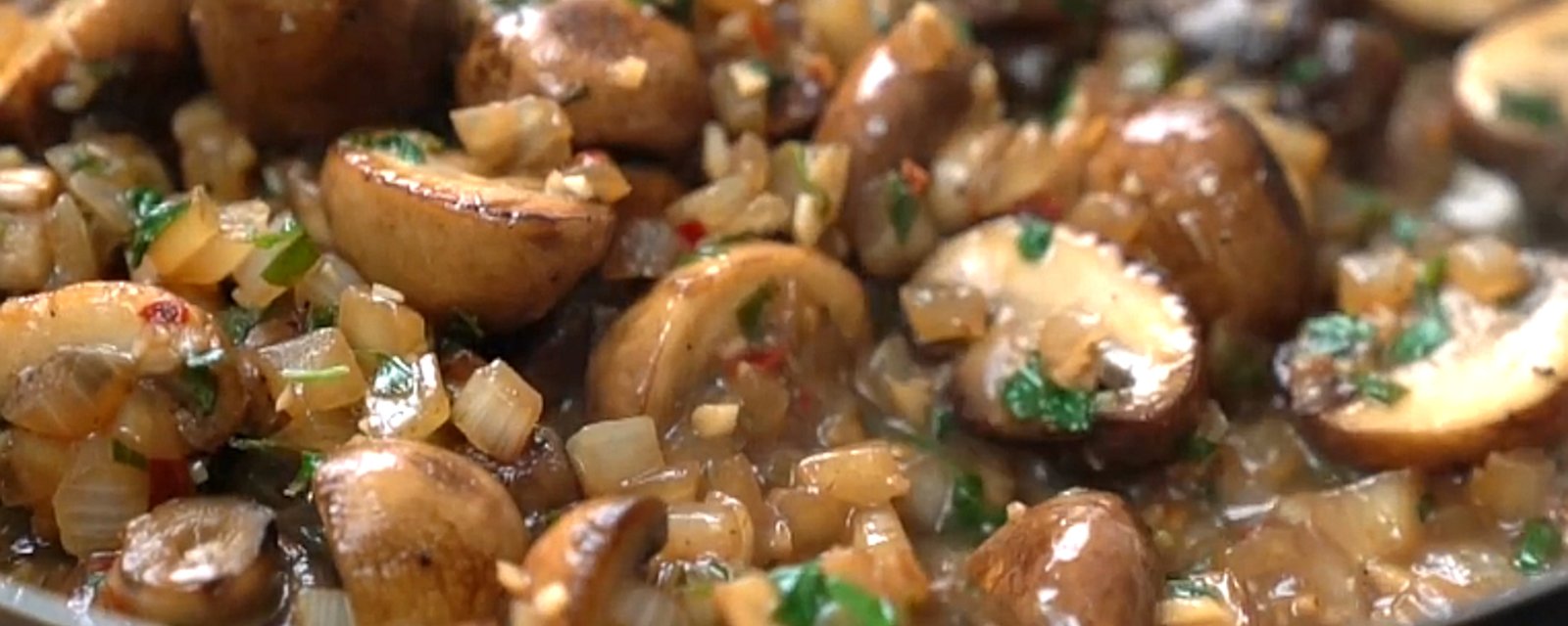 Champignons sautés dans une sauce au vin blanc