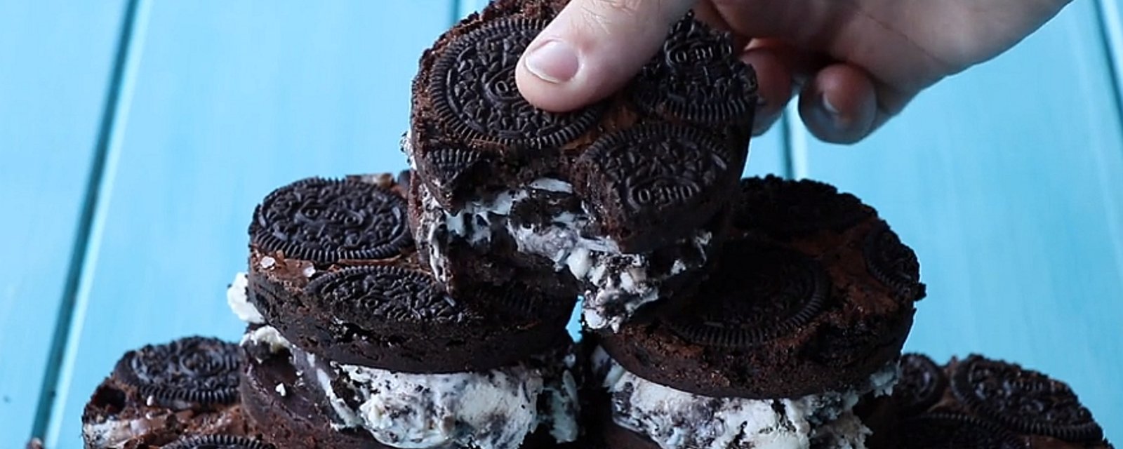 Sandwich à la crème glacée maison avec pâte à brownies aux biscuits Oreo