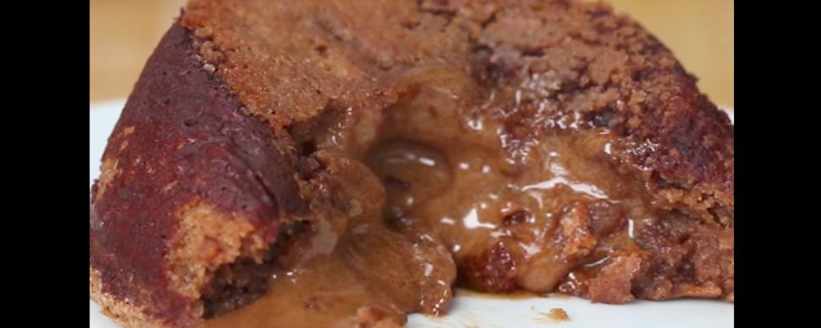 Gâteau moelleux au chocolat avec coeur fondant au caramel