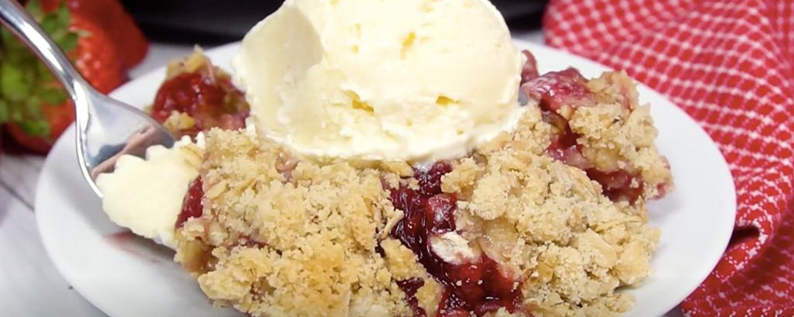 Délicieux crumble pour la saison des fraises!