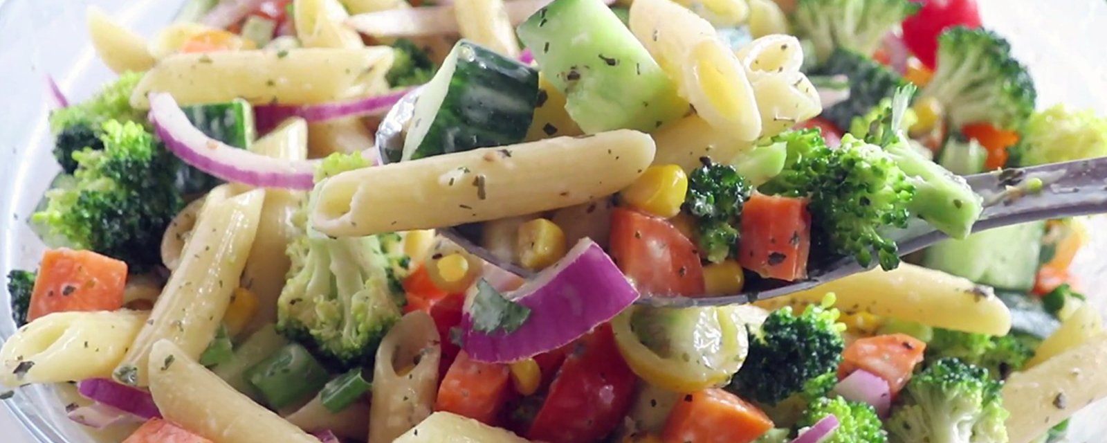 Salade de pâtes aux légumes arc-en-ciel à la vinaigrette italienne crémeuse