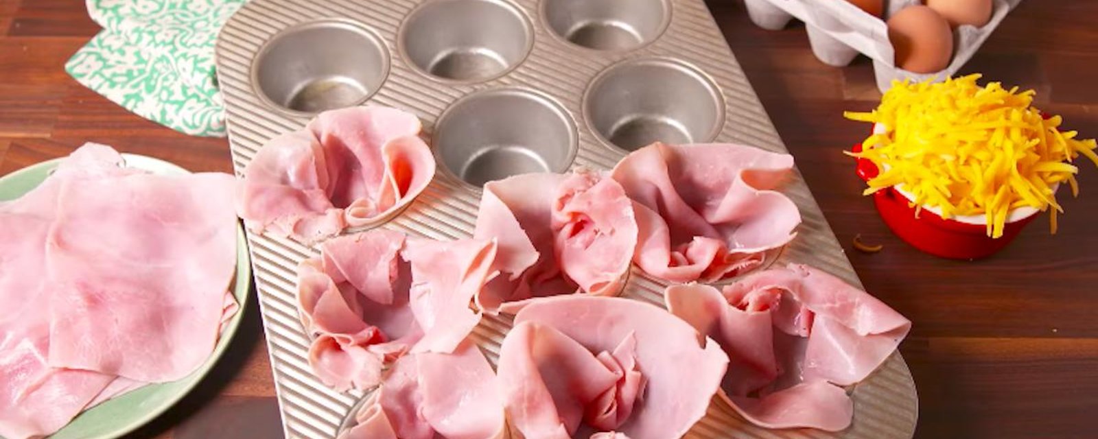 Elle dépose des tranches de jambon dans un moule à muffins et elle crée un déjeuner faible en glucides tout simplement parfait