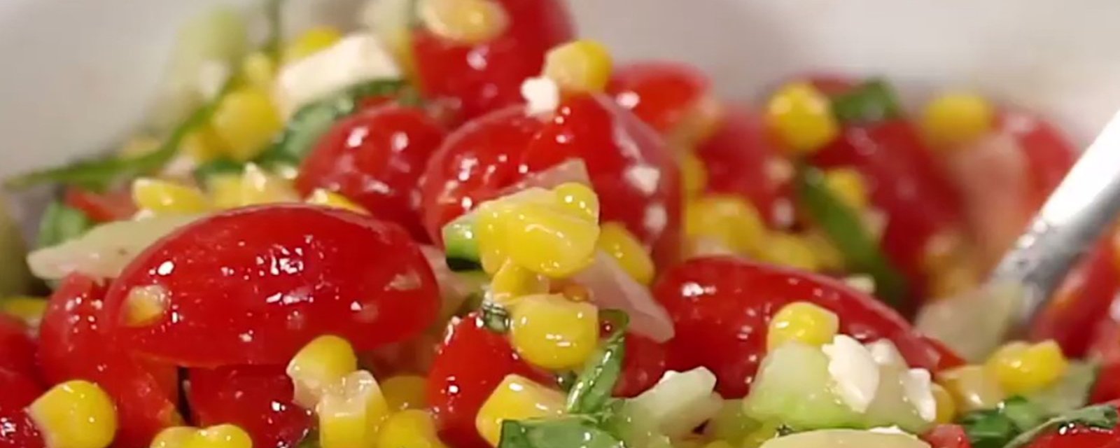 Salade d'été au maïs et aux légumes frais