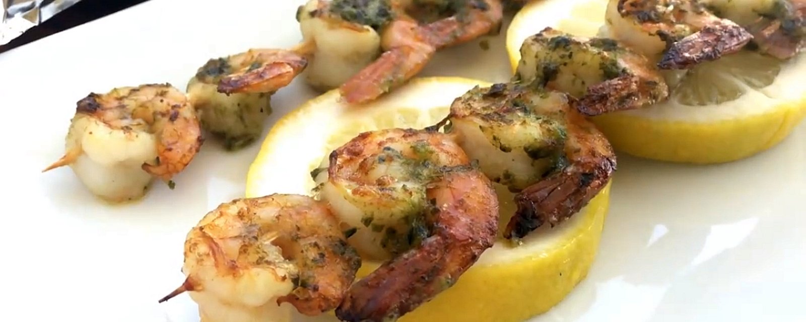 Brochettes de crevettes au pesto prêtes en seulement quelques minutes