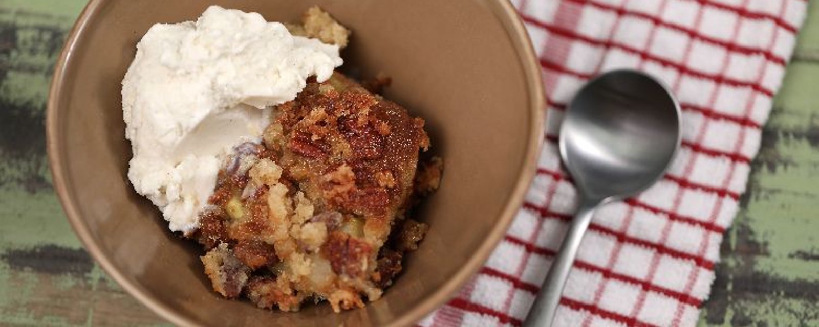 Elle étale des tranches de pommes dans un plat et elle crée un dessert qui lui vaut que des éloges