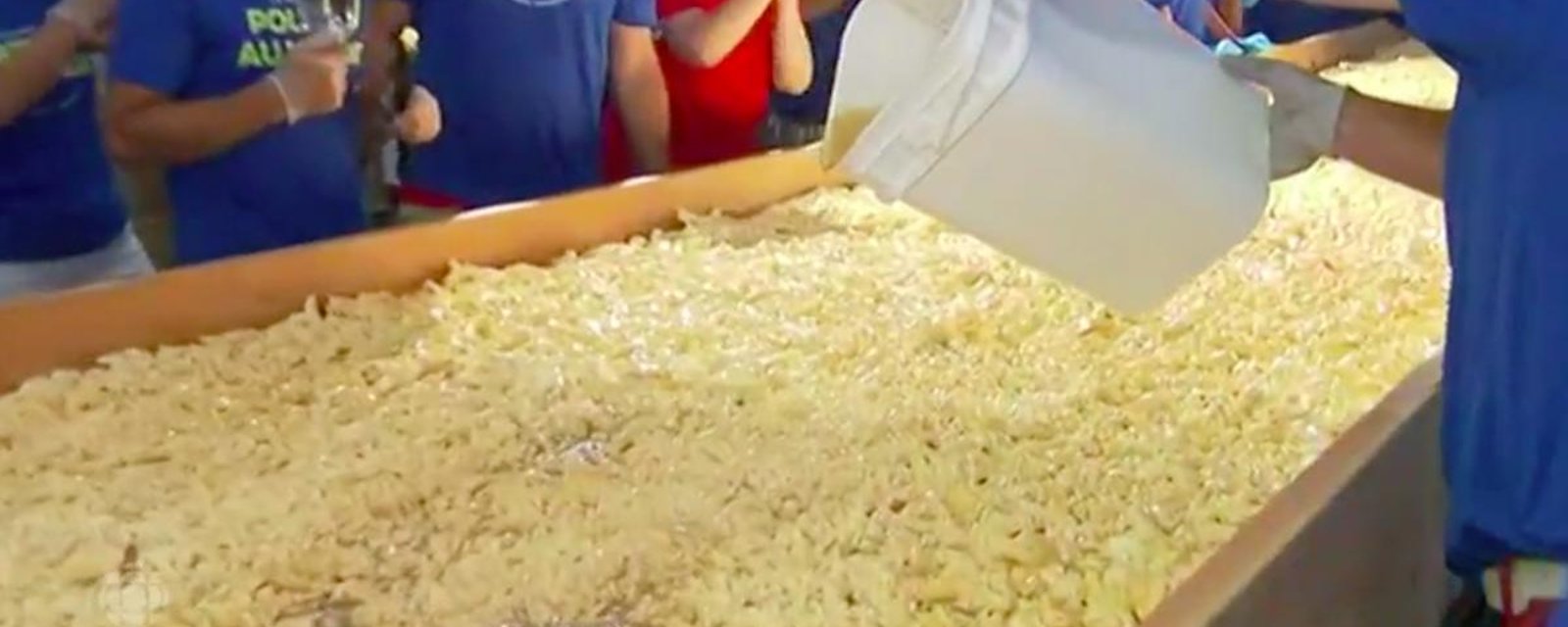 Record Guinness battu: la plus grosse poutine du monde pèse plus de 3000 kilos!