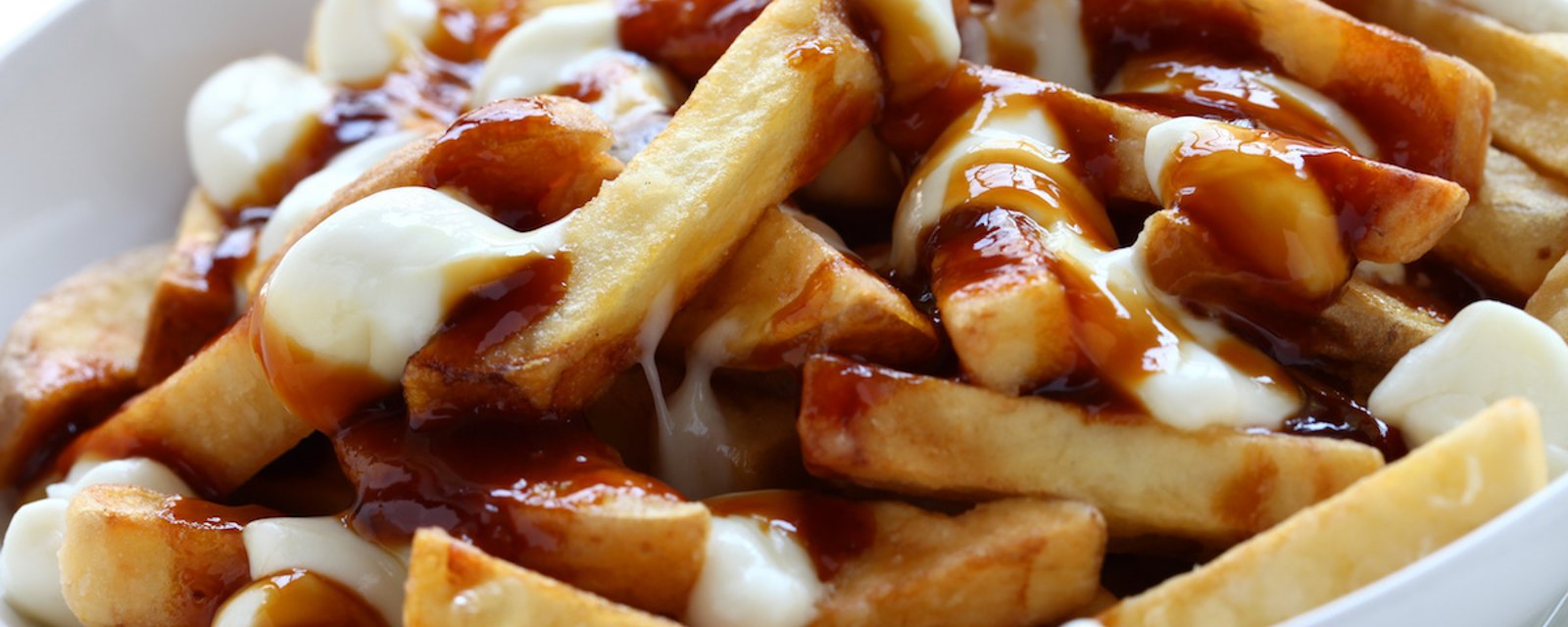 Les Français peuvent maintenant manger de la vraie poutine québécoise!