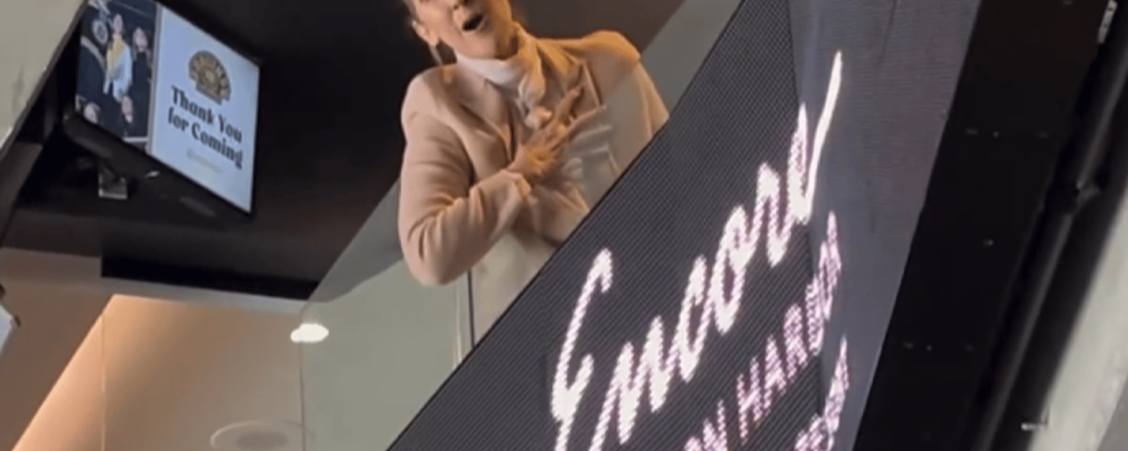 Une nouvelle vidéo de Céline Dion fait surface alors qu'on la voit chanter avec des fans en public