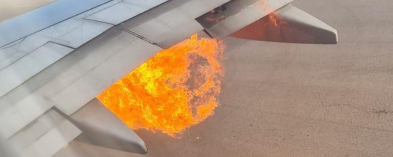 Un Boeing évacué d'urgence après que des gens ont vu des flammes jaillir du moteur