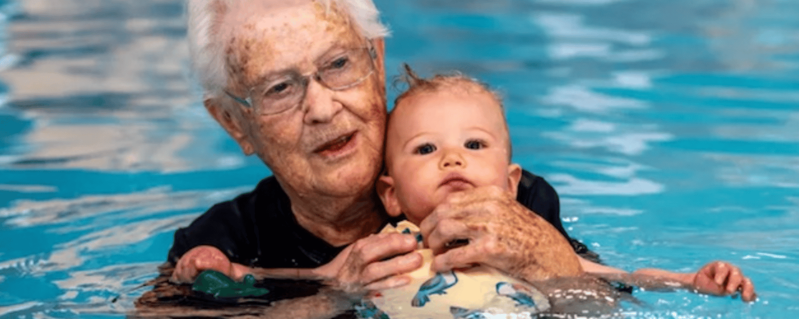 Malgré ses 102 ans, elle continuer d'enseigner la nage à des bébés