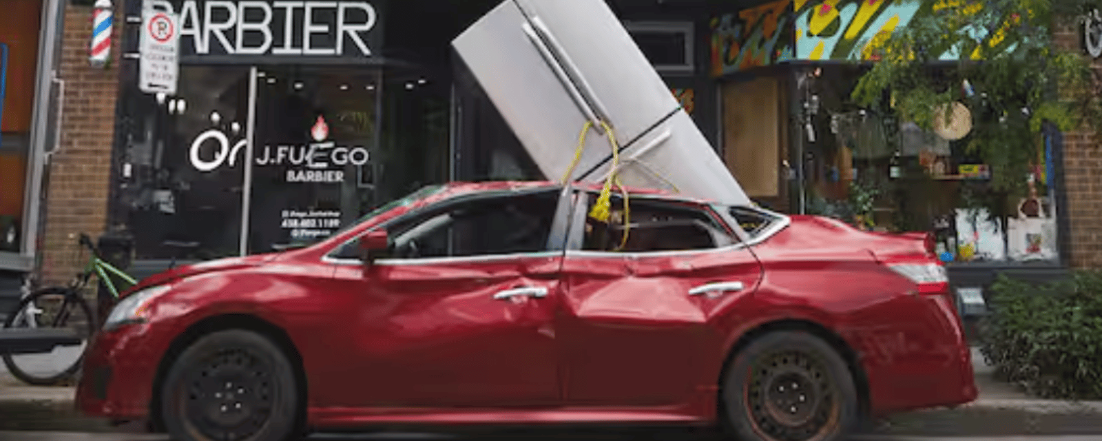 Un grand nombre de Québécois se sont fait avoir par une mise en scène d'un frigo tombé sur une voiture