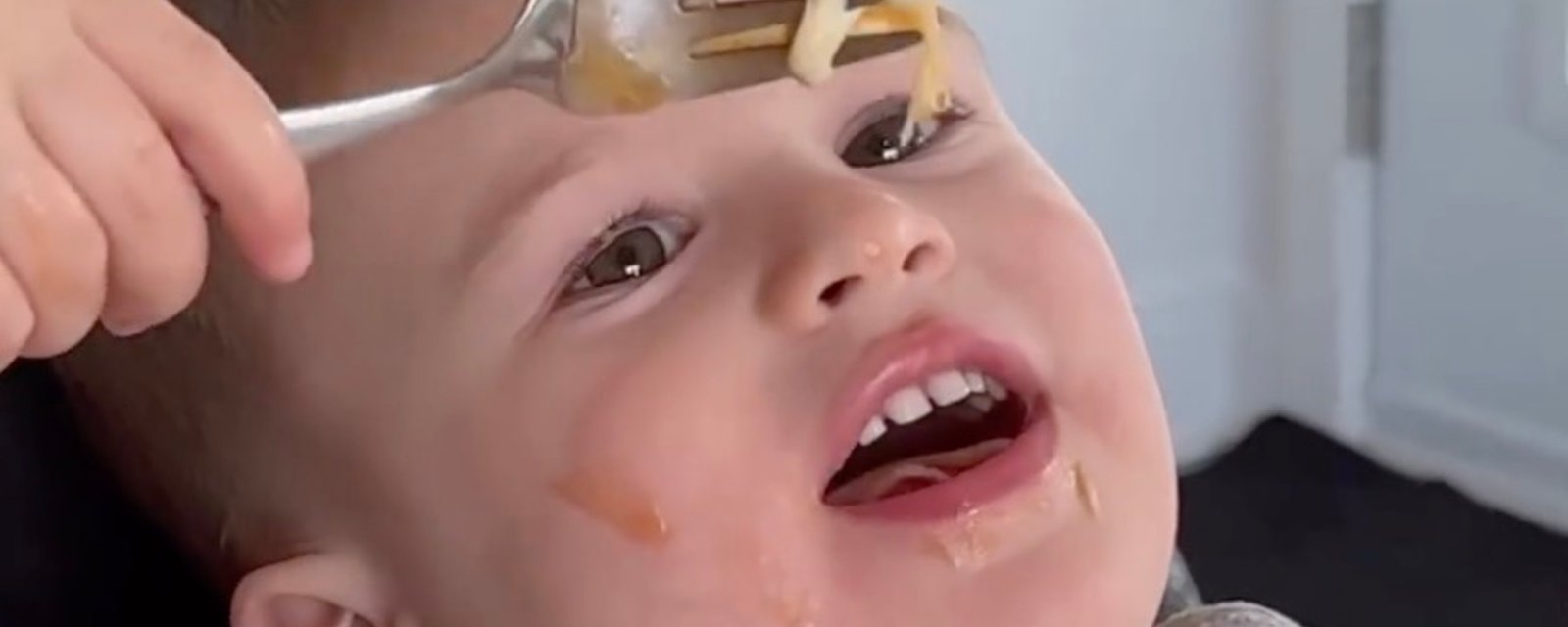 Un père filme ses enfants qui mangent une poutine pour la toute première fois et leur réaction est parfaite.
