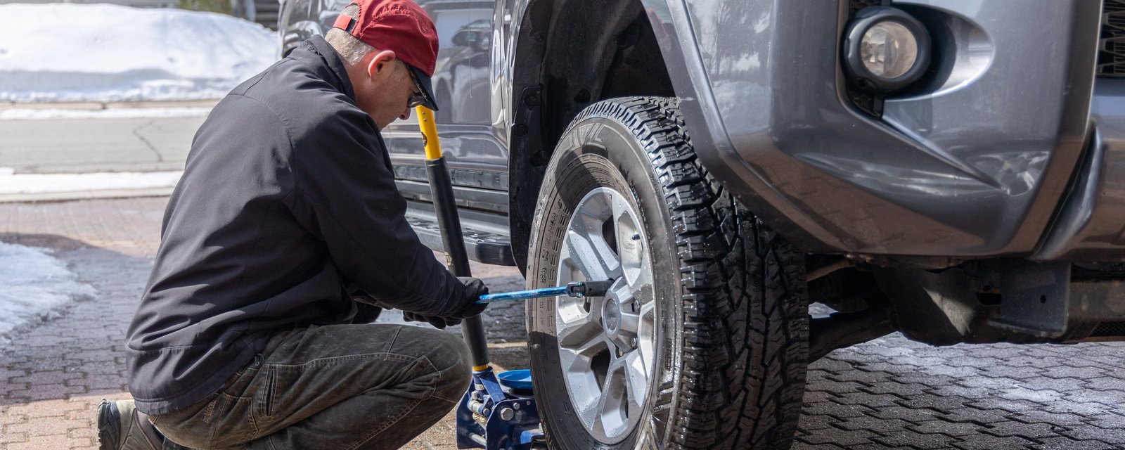 Voici quand vous devriez faire installer vos pneus d'hiver selon le CAA et ce n'est pas le 1er décembre.