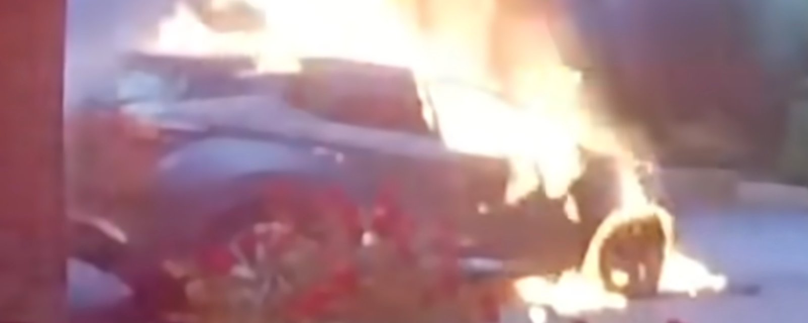 Un VUS Nissan stationné devant une maison prend feu et explose