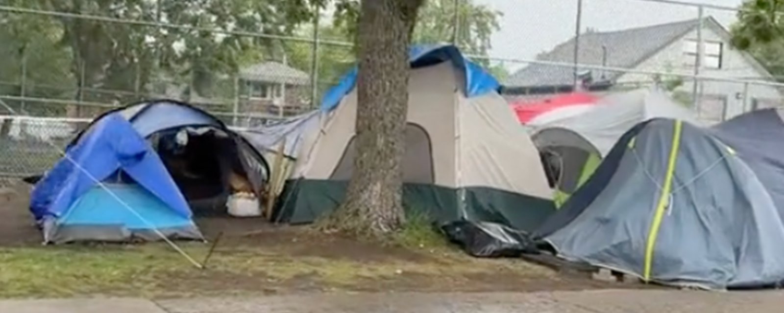 Une vidéo troublante montre de nombreuses tentes dans une rue de Longueuil