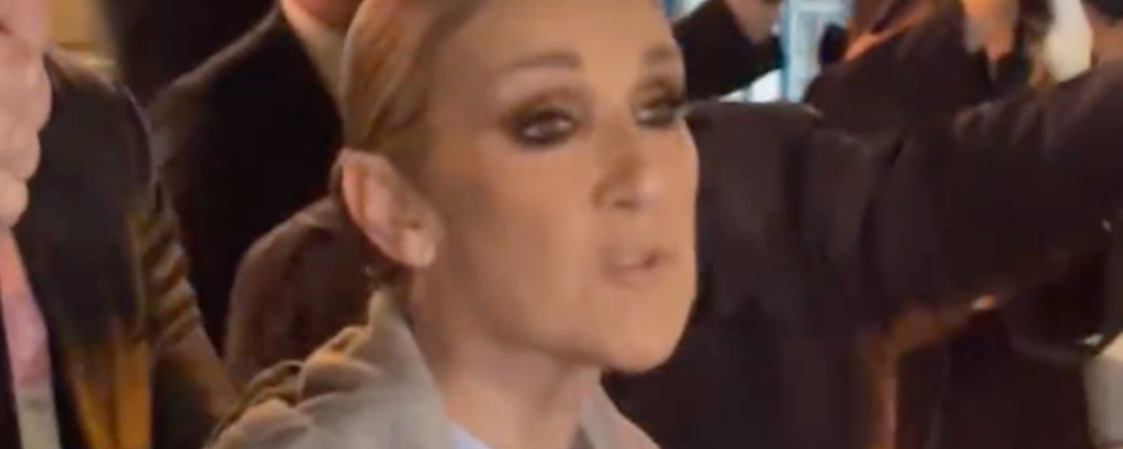 Des images de Céline Dion les larmes aux yeux après sa prestation à Paris font le tour du monde