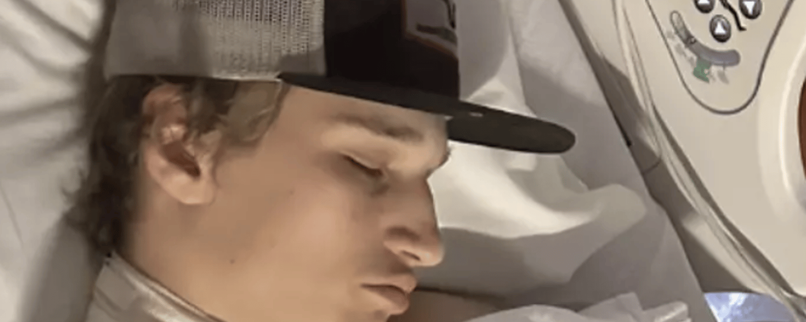 Un jeune homme se retrouve aux soins intensifs suite à un accident avec son téléphone dans le lit