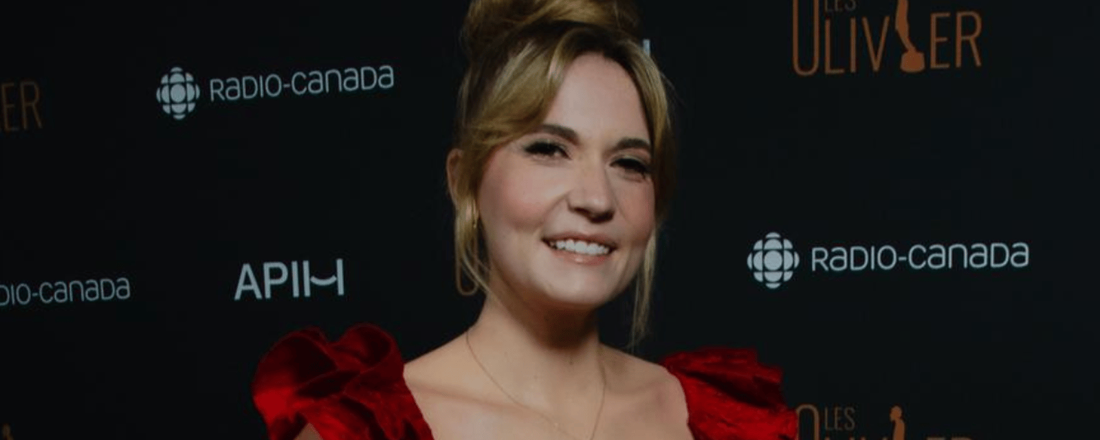 Rosalie Vaillancourt enflamme le tapis rouge du Gala Les Olivier avec sa magnifique robe rouge