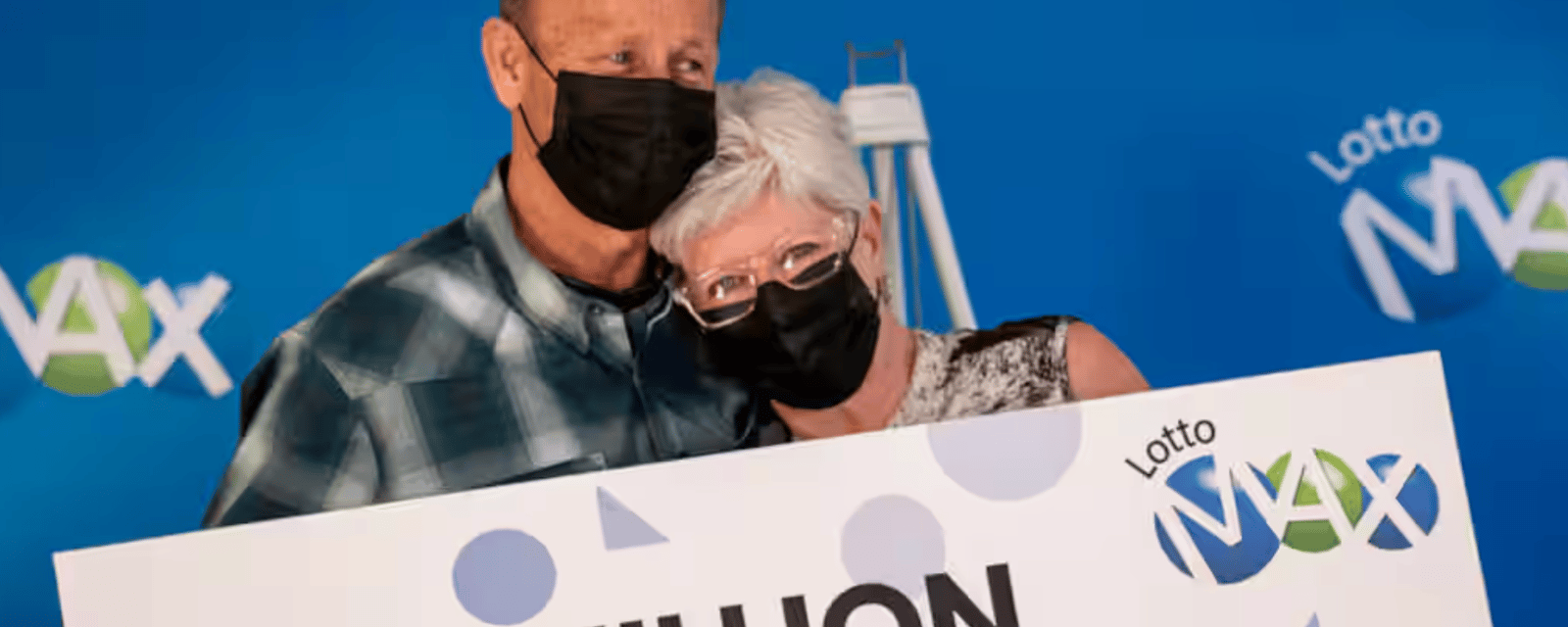 Un couple prend sa retraite après avoir remporté le gros lot de 55 millions $ au Lotto Max.