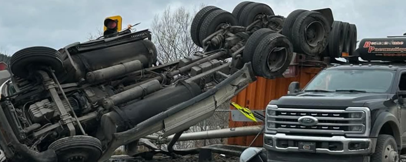 Un camion s’est renversé sur une voiture sur une route du Québec et les images sont terribles