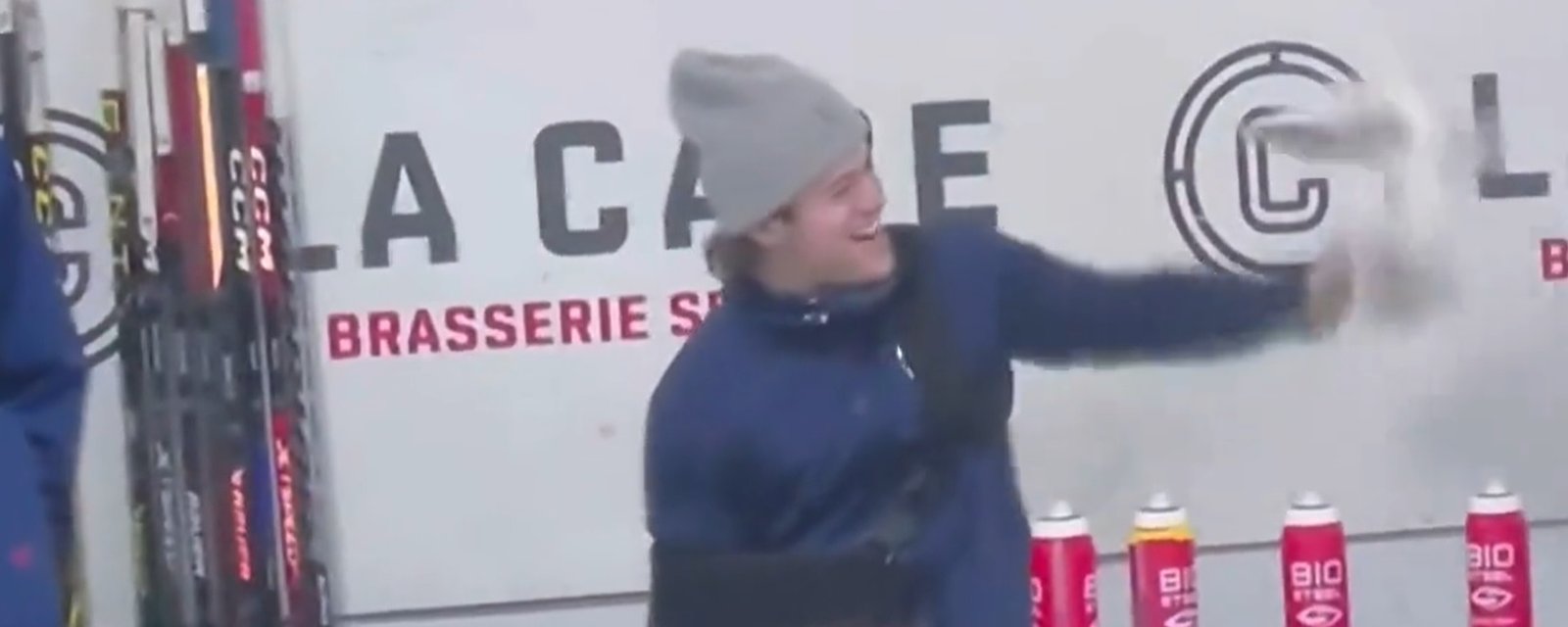 Cole Caufield joue un tour à Jonathan Drouin lors de l'entraînement