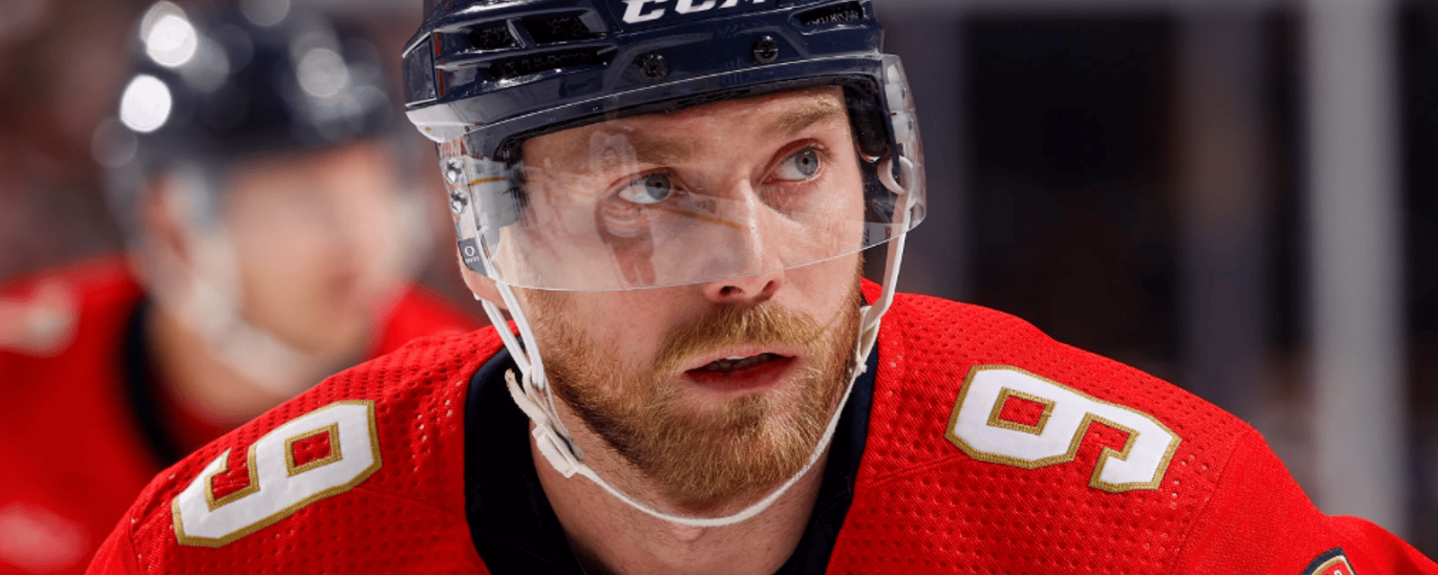 Sam Bennett vivement critiqué pour une série de gestes vicieux